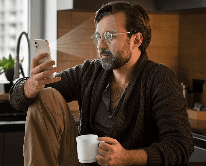 Pessoa fazendo a validação biométrica e assinando digitalmente de casa